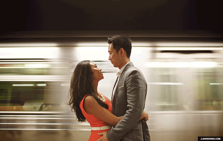 Casal apaixonado no metrô